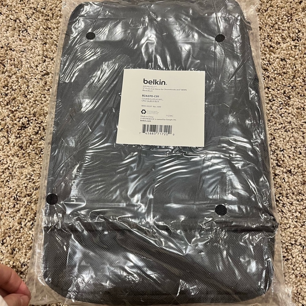 Belkin 11” Air Protect Sleeve for Laptops and Tablets - Picture 4 of 8